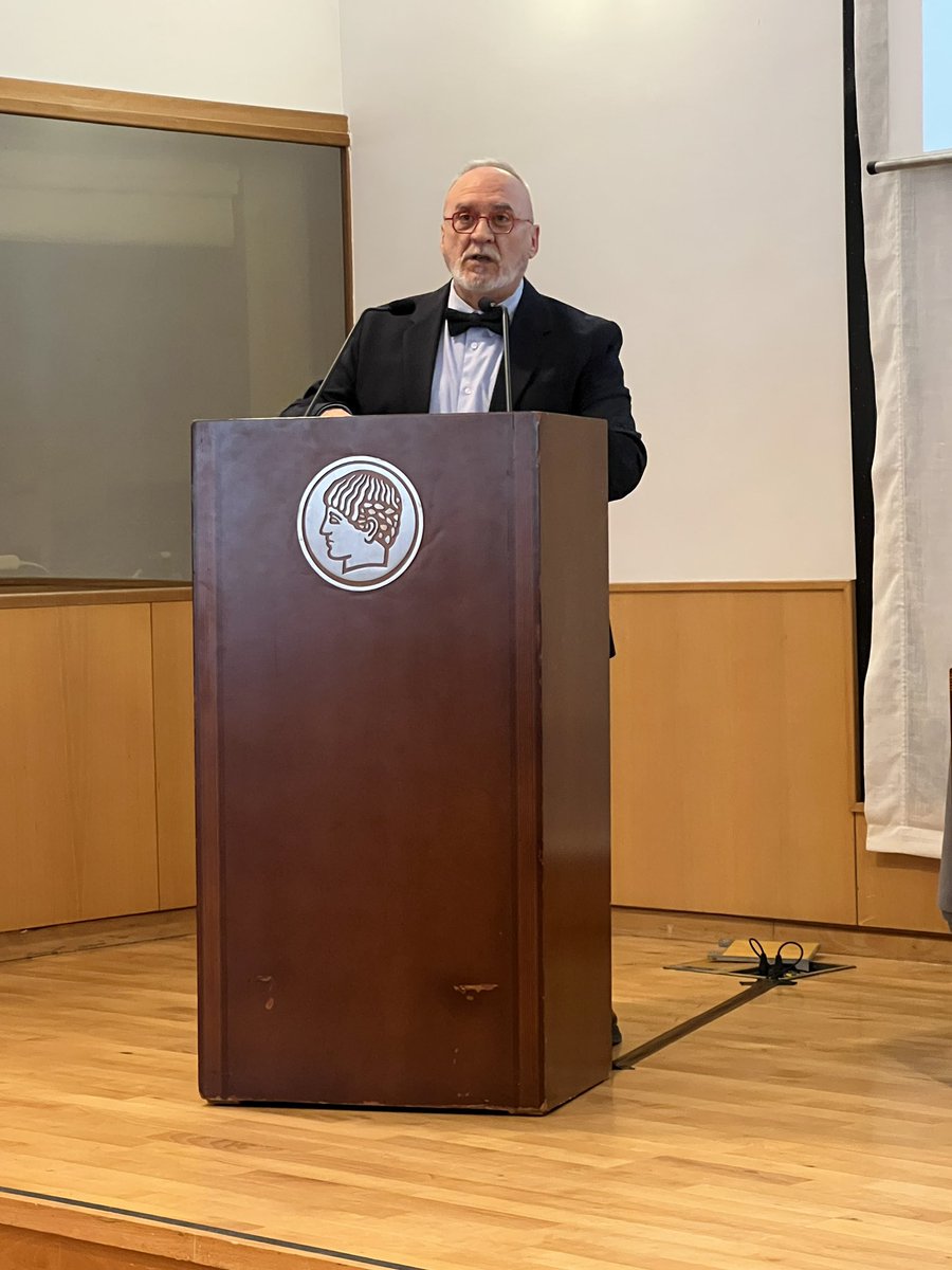 LluisMontoliu's tweet image. Hoy entregamos la 1ª edición de los premios de periodismo y divulgación sobre #genética @Amgen @CNB_CSIC en la Res. de Estudiantes con el Sec. de Estado de @CienciaGob Juan Cruz. la Dra. Gral. de Amgen Esp, Fina Lladós, Carlos Closa VP del @CSIC y la investigadora @carovinuesa
