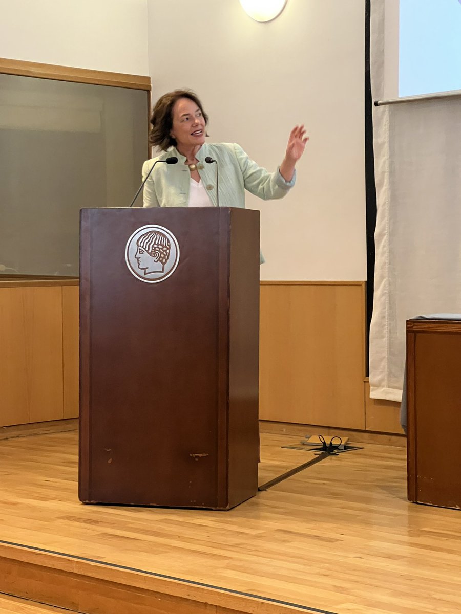 LluisMontoliu's tweet image. Hoy entregamos la 1ª edición de los premios de periodismo y divulgación sobre #genética @Amgen @CNB_CSIC en la Res. de Estudiantes con el Sec. de Estado de @CienciaGob Juan Cruz. la Dra. Gral. de Amgen Esp, Fina Lladós, Carlos Closa VP del @CSIC y la investigadora @carovinuesa