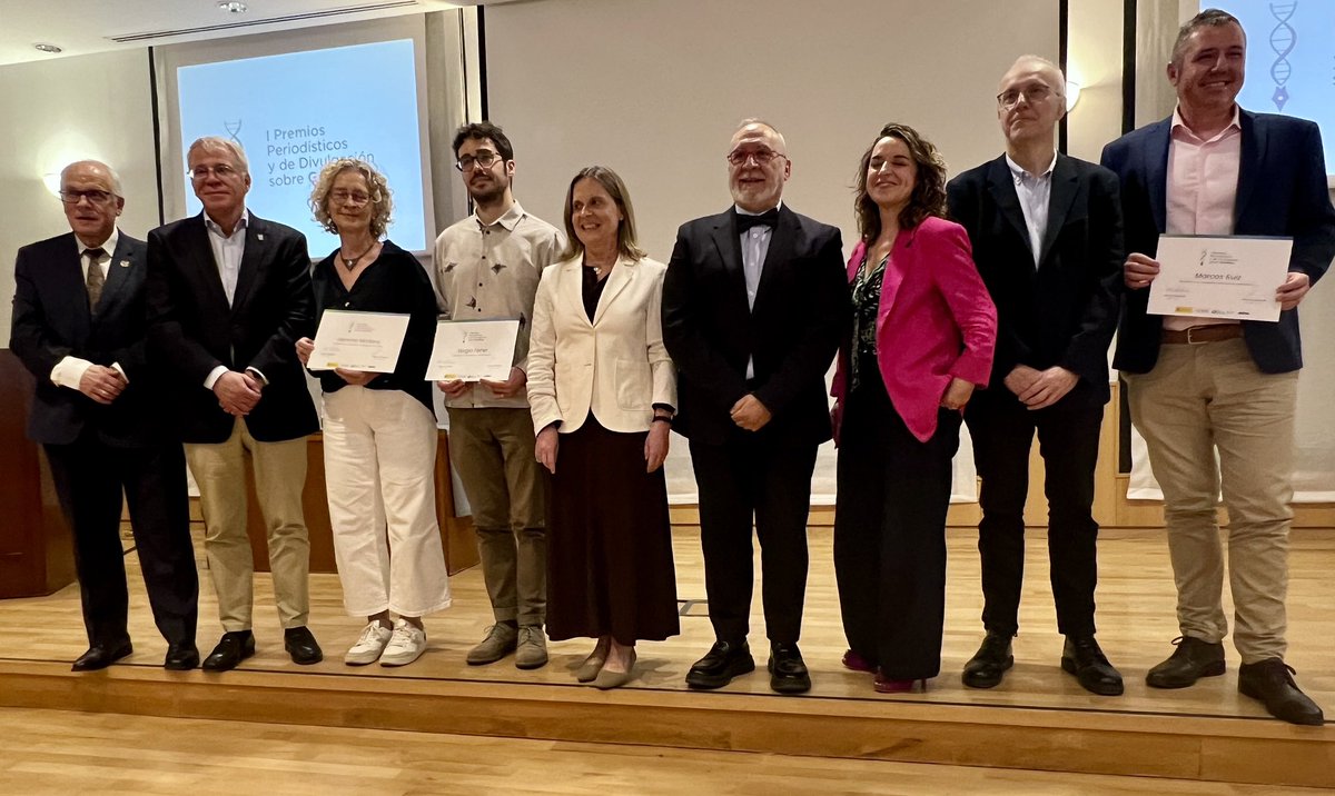 LluisMontoliu's tweet image. Hoy entregamos la 1ª edición de los premios de periodismo y divulgación sobre #genética @Amgen @CNB_CSIC en la Res. de Estudiantes con el Sec. de Estado de @CienciaGob Juan Cruz. la Dra. Gral. de Amgen Esp, Fina Lladós, Carlos Closa VP del @CSIC y la investigadora @carovinuesa