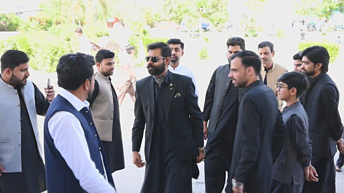 ShaheerSialvi's tweet photo. پاکستان کے نوجوانوں کے لیے وقت آ گیا ہے کہ وہ صرف تماشائی نہ رہیں بلکہ ملک کی تقدیر اپنے ہاتھ میں لیں۔ دہائیوں سے جاری موروثی سیاست نے پاکستان کو وہ منزل نہیں دی جس کا خواب ہمارے بزرگوں نے دیکھا تھا۔ اب ایک نئی سوچ، نئی قیادت اور نئی ہمت کی ضرورت ہے۔ نوجوانوں کو چاہیے کہ وہ آگے بڑھ کر سیاست اور حکمرانی کی ذمہ داری سنبھالیں، کرپشن، ناانصافی اور خاندانی اقتدار کے نظام کو ختم کریں اور ایک ایسا پاکستان بنائیں جہاں فیصلے خاندانوں کے نہیں بلکہ قوم کے مفاد میں ہوں۔ یہی وقت ہے کہ نوجوان اپنی طاقت پہچانیں اور پاکستان کو حقیقی معنوں میں ایک مضبوط، خوددار اور ترقی یافتہ ریاست بنانے کے لیے قیادت سنبھالیں۔