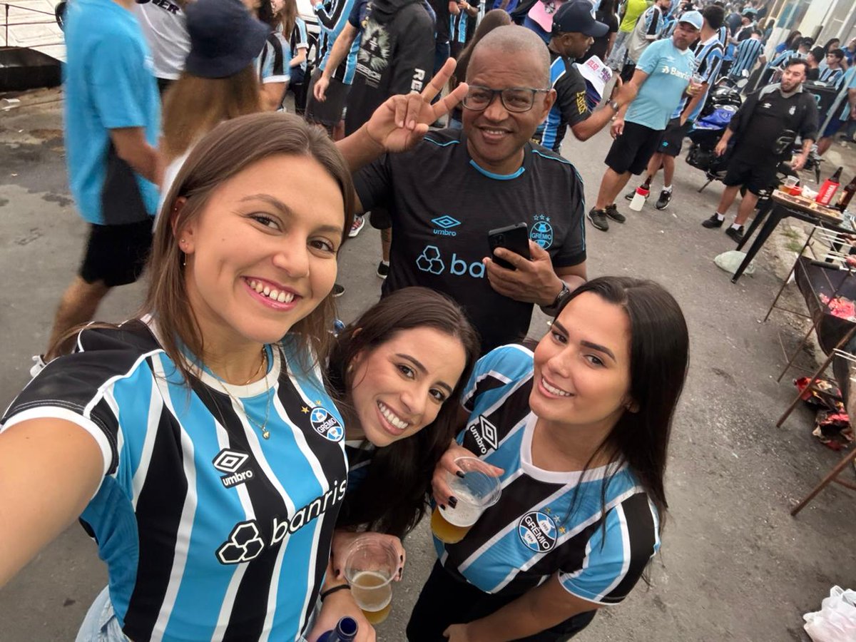 JoaoAPedroso's tweet photo. Eu sou feliz no simples. Mas a beleza das minhas amigas é demais. https://t.co/GFUUcCFUhS