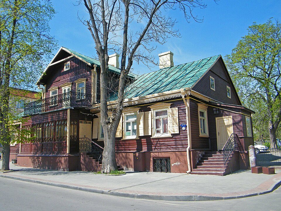 Tripppler_app's tweet image. Hidden gem alert: A 19th-century wooden house in the heart of Grodno.
The Maxim Bahdanovich Museum.
Skip the research. We’ve mapped out the full route for you here:
web.tripppler.app/cities/hrodna?…
#belarus #travel #museum