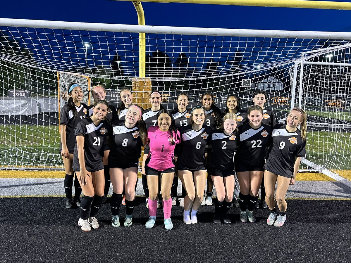 MrStaj3's tweet image. Reserves took advantage of their return to Red Grange Field with a 5-0 win over Providence.  Liv x’s 2, Alice, Co, and Avery with singles.  Kim with the shutout. #OpportUNITY #tigerproud @wwsouthsoccer @WWSathletics