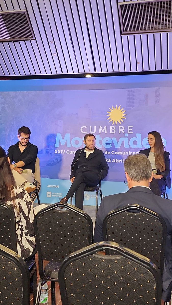 PolitologosD's tweet photo. 🌐 En estos momentos @julian_kanarek se hace presente en la #CumbreMontevideo 🇺🇾

Presentación de libro: "Omitir Intro".

@CumbreOnline @CumbreCP https://t.co/1Fy782fL0V