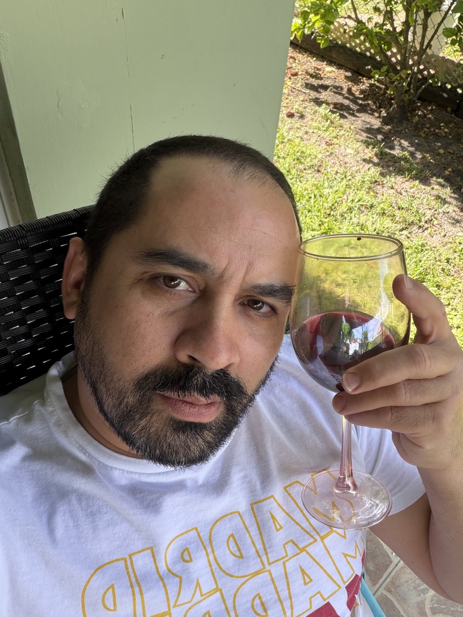 AlexLeon1978's tweet photo. Un día de descanso en casa….🍷🍷🍷 https://t.co/BbAgaGGELM