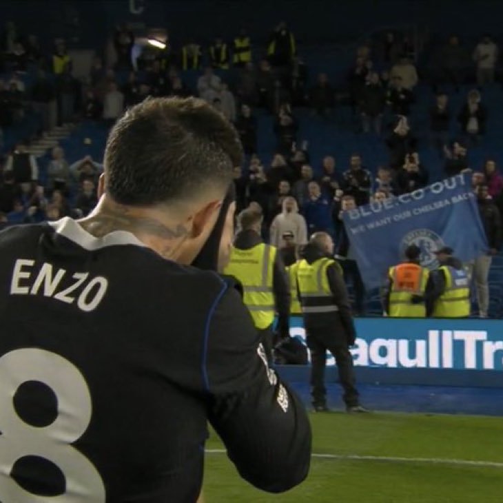Perla_Londres's tweet photo. 😳©️ Enzo Fernández, hoy de vuelta con la cinta de capitán, fue el último jugador en quedarse mirando a la hinchada de Chelsea con una bandera que dice: "BLUE CO. OUT, WE WANT OUR CHELSEA BACK"

Clarito el mensaje mientras los otros se fueron al vestuario.
https://t.co/bhG7gtsaYQ https://t.co/cPWzhhXaXn