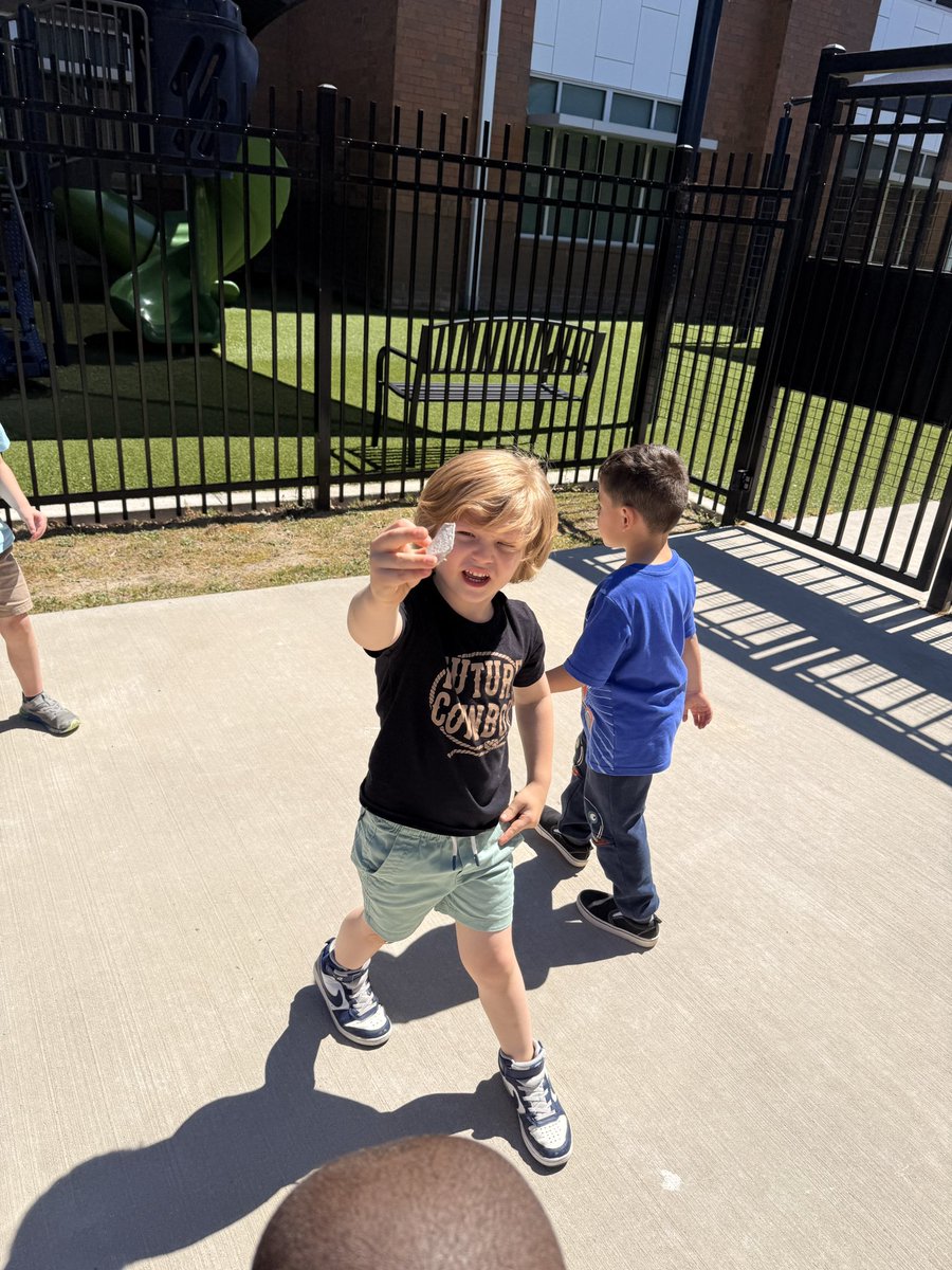 SoaringLeaders's tweet photo. Today was Letter C! We cleaned our school and playground. @EvansQevans @Bjackson_FLE @stnewton9 @ForestLakeEagle @Davis_FLE @RichlandTwo #alphabetcountdown https://t.co/eIdCJDDi5X