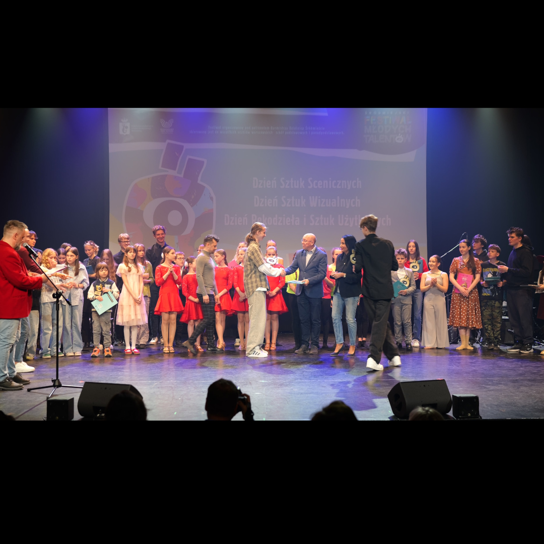 TonyKoniak's tweet photo. Yesterday I received the Wena statuette during the MDK Łazienkowska Young Talents Festival Gala on the Relax Stage. I'm incredibly grateful to the jury, the organizers, and everyone who supports me – my family, teachers, the community center crew, and you who listen to my music https://t.co/fsKxVc5IS2