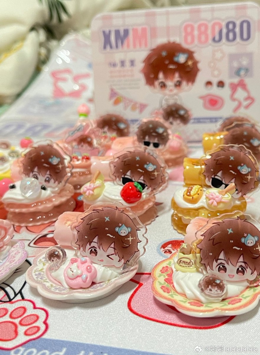 EnesKosar06's tweet photo. Handmade magic alert! Spent the afternoon crafting these dainty clay keychains—each with a unique leaf design, hand-painted u0026 sealed with love. Perfect little gifts or tiny treats for your keys!  #HandmadeWithLove #ClayCrafts #SmallJoys https://t.co/JjgY6L80zf