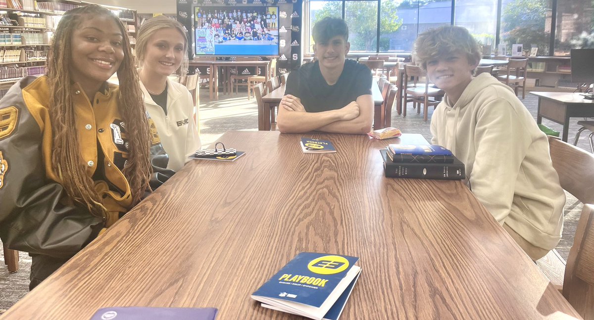 ScottyWHattaway's tweet image. Great way to start the morning at Swainsboro High School with an FCA leadership huddle! Great job of leading by Ryan!
#E3
#EngageEquipEmpower 
#EmpowerByAssisting 
#DisciplesMakingDisciples
#EastGAFCA
#EmanuelCountyFCA