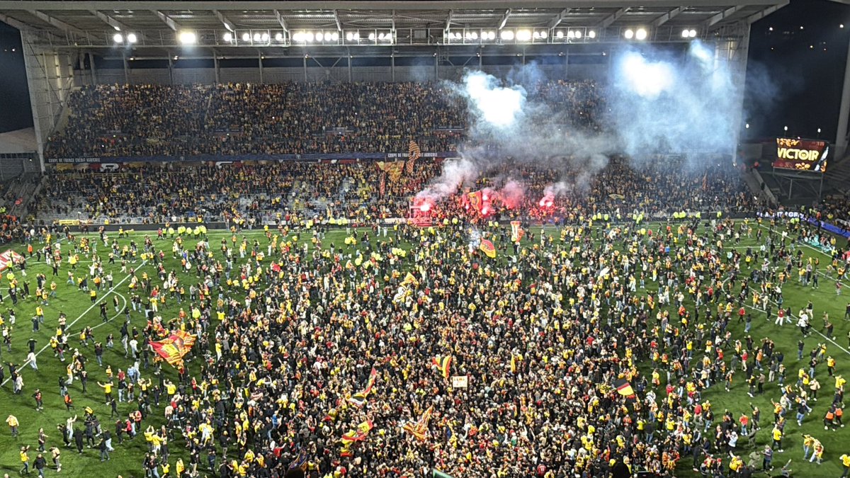 Mesli_Dounia's tweet image. 🔴🟡 LENS EST EN FINALE !!!!! 🔥

Les Lensois ont envahi le terrain 😳🤯😳🤯🤯😳 4-1 #RCLTFC #CDF