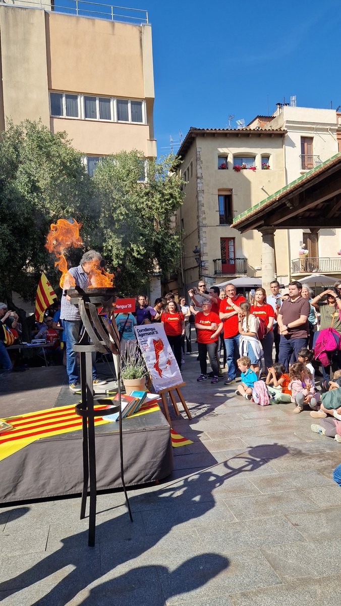 oriolvila_'s tweet photo. Aquesta tarda la flama del @Correllengua_ ha passat per Granollers. L'hem rebut i acompanyat amb el President @joseprull i un munt de granollerins convençuts que la llengua ens fa poble. Una llengua ens agermana. https://t.co/pePPtkCqun