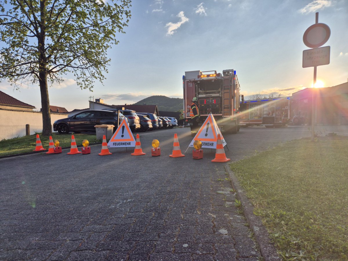 andreas_schwinn's tweet photo. 🚒 Heute ein wichtiges Szenario geübt: Rettung aus dem Bus. Abläufe gefestigt und als Team weitergewachsen. 💪
Danke an Reisebüro Wissmüller &amp; besonders Seb. Schwinn für die Organisation! 🙌Letzte Übung unseres Wehrführers H. Keller nach 15 Jahren. Danke für deinen Einsatz! 👏🔥 https://t.co/vBi1mfe7om