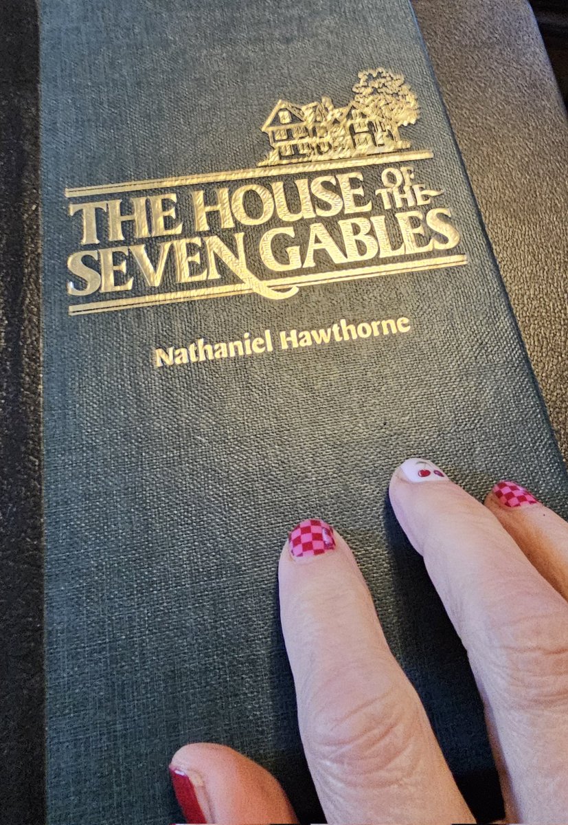 AmyZents's tweet image. Writing mode: OFF. ✍️
Reading mode: ON. 📖
​Unpacking my library sale treasures today. First up: The House of the Seven Gables. Served with a side of monkey bread and milk, of course. 🐒🍞
​#ReadingTime #Bookstagram #ClassicLiterature #LibrarySale #monkeybread