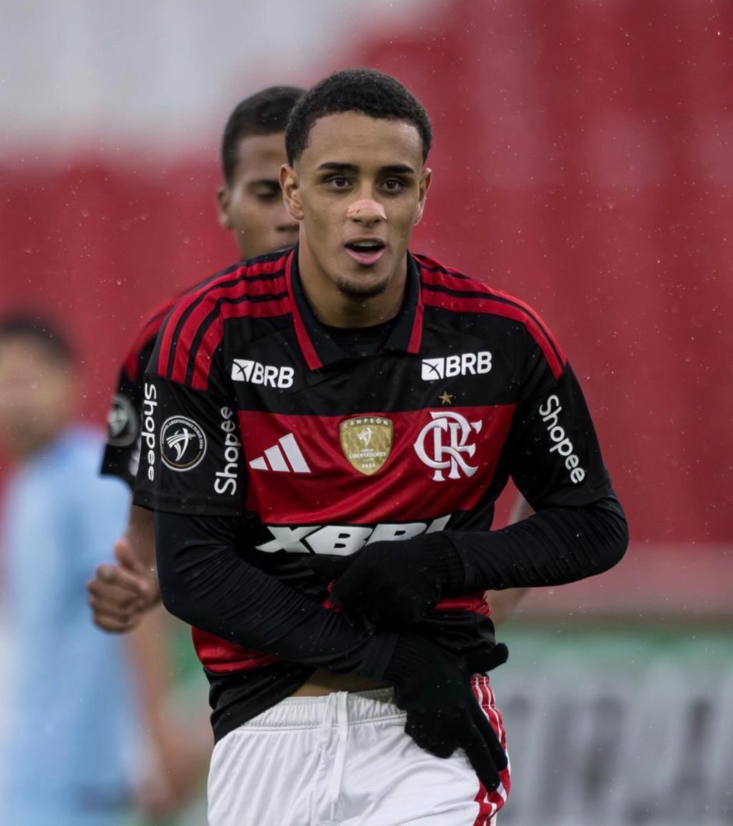 raflamello81's tweet image. ⚫🔴Joia do Sub-20, Ryan Roberto atrai clubes europeus e trava renovação com o Flamengo. Com propostas de Shakhtar e CSKA, o atacante de 18 anos avalia deixar o clube para jogar profissionalmente na Europa. O Flamengo tenta a renovação para evitar que ele assine um pré-contrato