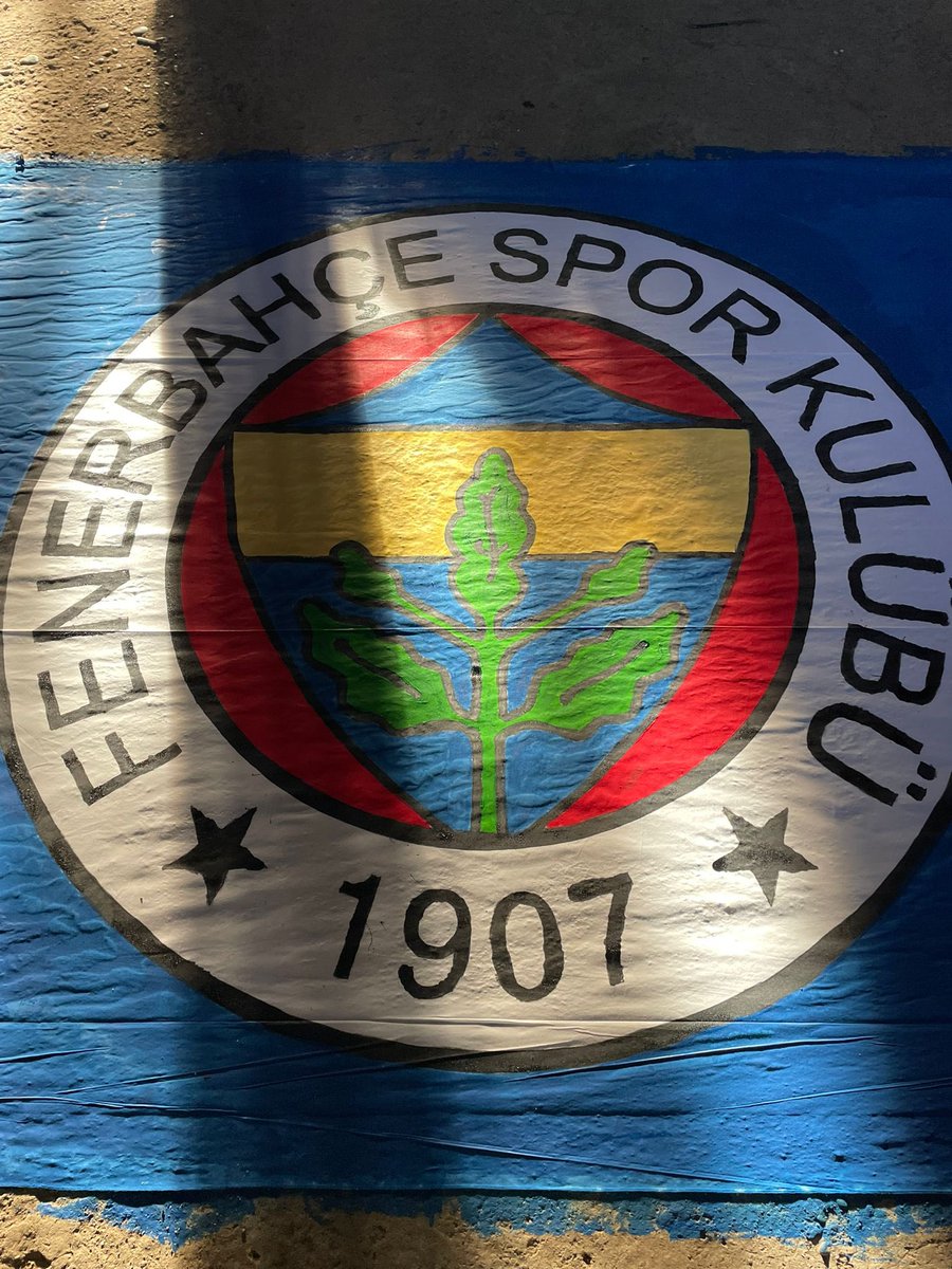 AllezFener's tweet photo. Avluda baş ucumuzda, hayatımızın tam ortasında.
 Sen çok yaşa @Fenerbahce https://t.co/2X2Sqie2Qv