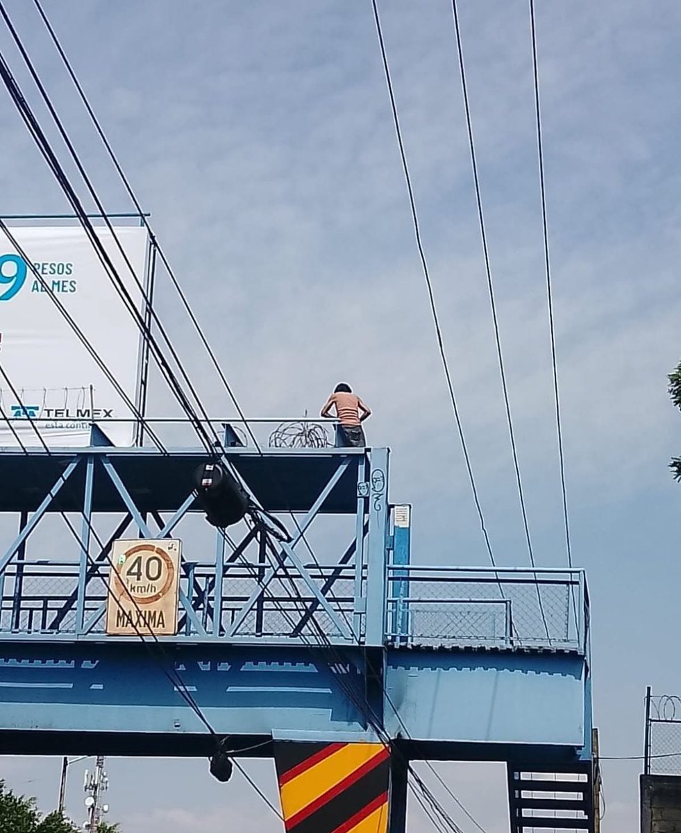apdnoticias's tweet image. #LOCAL|  Este martes por la un joven intentó lanzarse desde el puente peatonal de bulevar Cuauhnáhuac a la altura del Parque Alameda en #Cuernavaca, las autoridades al percatarse de la situación actuaron y pusieron a la persona a salvo. 

#Morelos