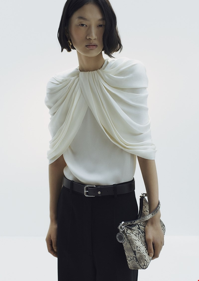 GSkondrani's tweet image. «Σκέφτηκα ότι θα το κάνω μόνο αν πληρούνται συγκεκριμένες προδιαγραφές αειφορίας», αναφέρει η Βρετανίδα σχεδιάστρια. «Ένας λόγος που γύρισα είναι γιατί είδα ότι η H&amp;amp;M δεν έμεινε στάσιμη. Εξελίχθηκε».
#notesfromlife #HM #StellaMcCartney 
notesfromlife.net/2026/04/16/ste…