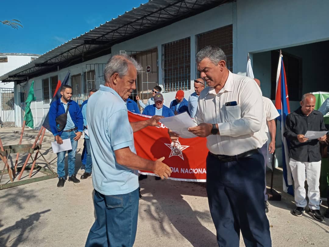 RobertoPrezMor3's tweet photo. Recibe Unidad de Energética, Climatización y SPI de #DTVC la bandera de COLECTIVO VANGUARDIA NACIONAL. Muchas felicidades para ese colectivo de trabajadores que durante el 2025 laboraron sin descanso para mantener vitalidad de los centros de telecomunicaciones.
#EtecsaConCuba https://t.co/w9MOYtfFCK