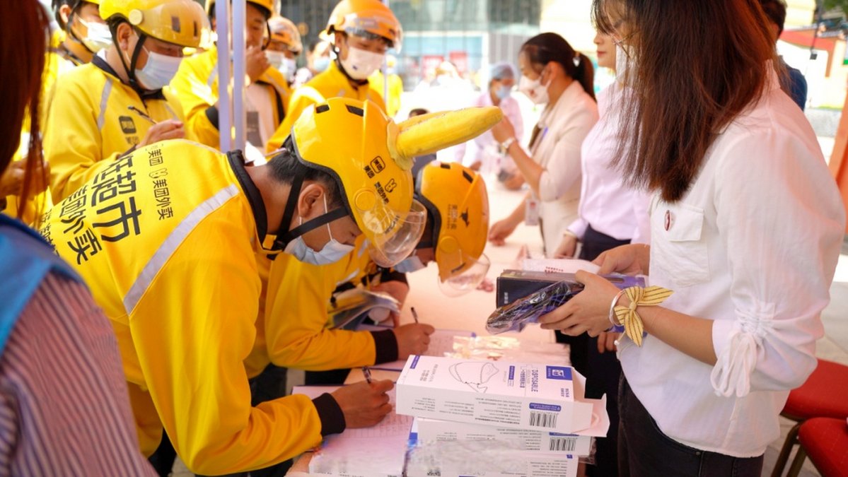 besirp47's tweet image. Spent the weekend packing 200+ meal kits for low-income families with @CityVolunteers! Heartwarming to see kids’ drawings inside each box—small joys that make big impacts.  #VolunteerLife #CommunityLove