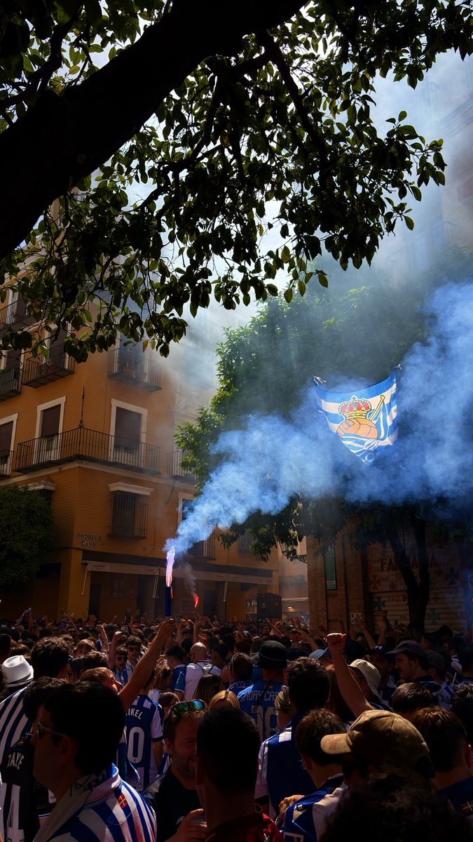 freecountries's tweet photo. Sevilla beti gure bihotzean🤍💙🤍💙🤍

@RealSociedad #erreala #realsociedad #sevilla #copadelrey https://t.co/jBfPcuBNK9