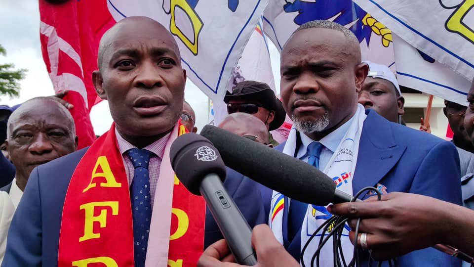 #RDC : 🚨🛑‼️Le gouverneur le gouverneur Jean-Jacques Purusi , accusé d’apologie à l’AFC/M23 , détournement de 10 lingots d’or de 15,712 kgs, détournement des véhicules provinciaux à l’arrivée de ses services à Uvira après la chute de Bukavu, détournement de 5,5 millions de