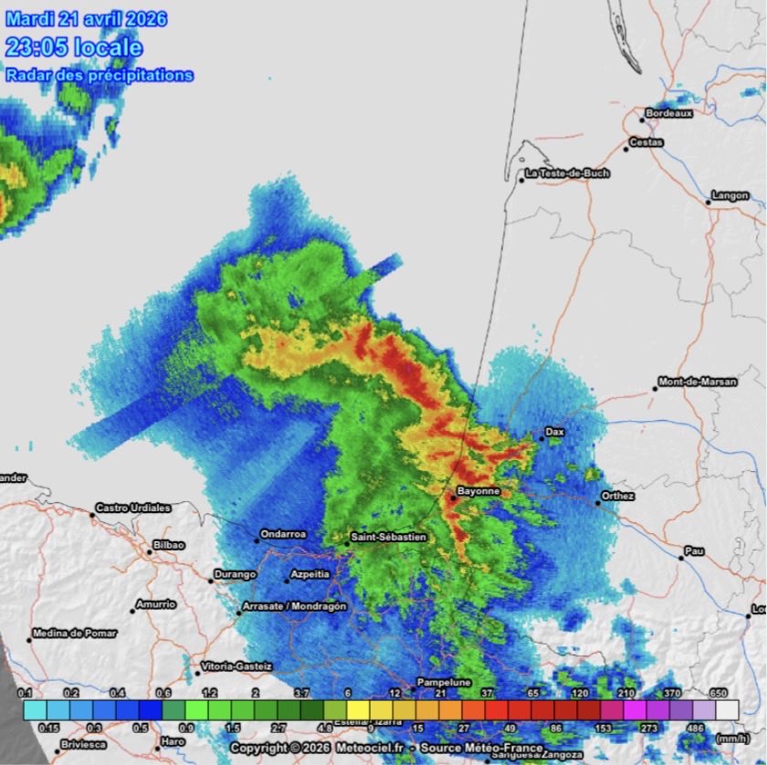 VigipreventionM's tweet image. ⚠️💨 -&amp;gt; Conséquence logique et clairement pas choquant, le #vent se déchaîne sous cette ligne orageuse en forme d’arc.⛈️

🌬️ Tous les ingrédients d’un véritable cocktail explosif étaient réunis en termes de forte rafale de vent, et le résultat est sans surprise impressionnant ce