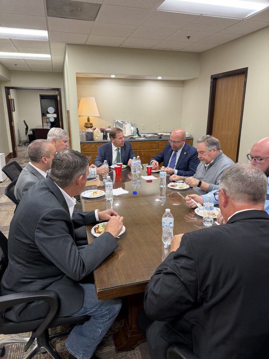 LtGovWasinger's tweet photo. Great lunch with Lincoln County’s new mayors. I appreciate Reps. Perkins and Justus for bringing us together. Local government is where the rubber meets the road, and it's vital that state and local leaders continue to work as a team to serve Missourians. https://t.co/TmEVysCrXh
