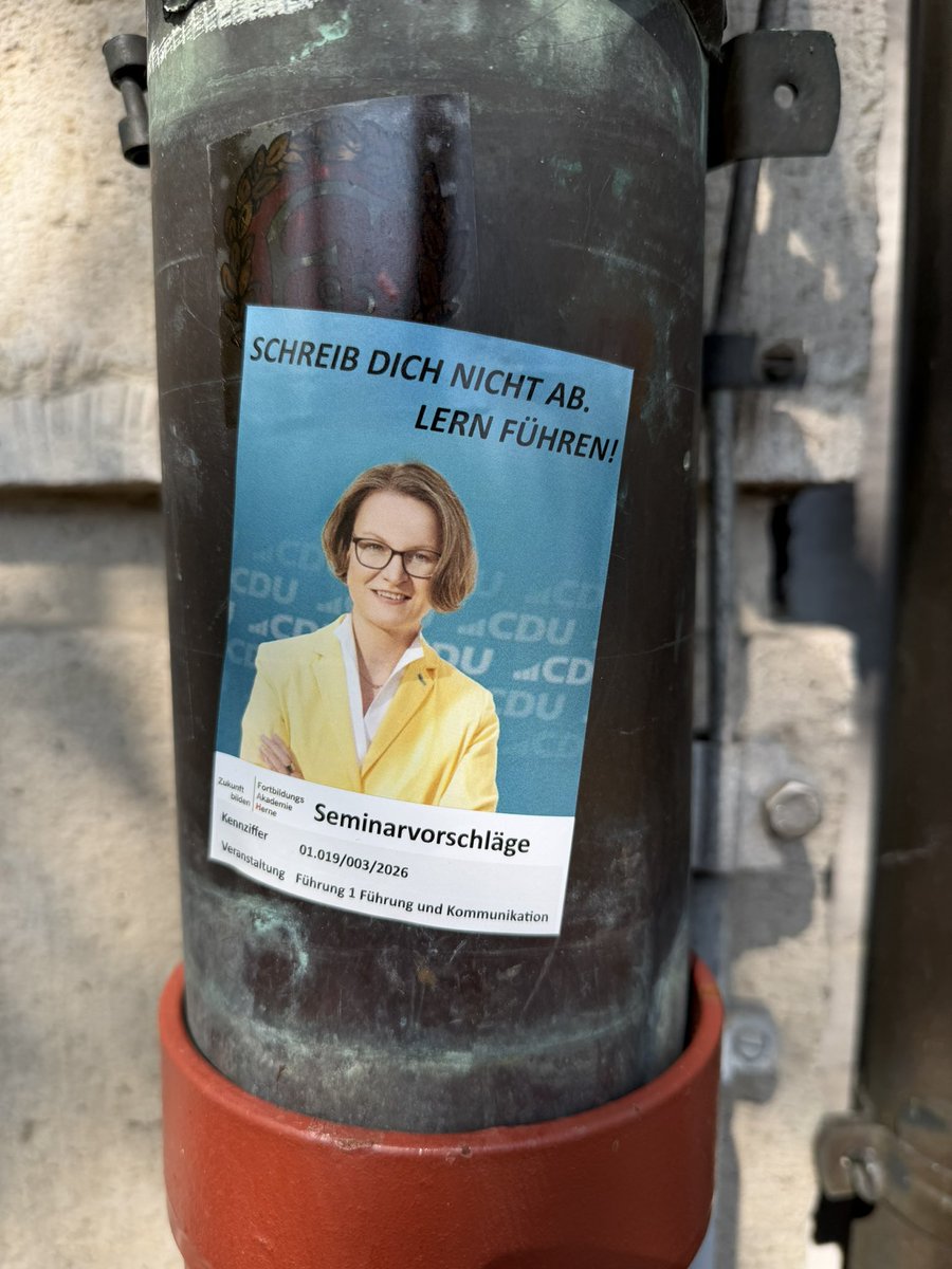 OliverAuster's tweet photo. Gemein 😉 Unbekannte werben rund ums Bauministerium für Fake-Führungs-Seminar mit Ina Scharrenbach
https://t.co/4qzRpGm3mc https://t.co/gwE1qiqQeJ