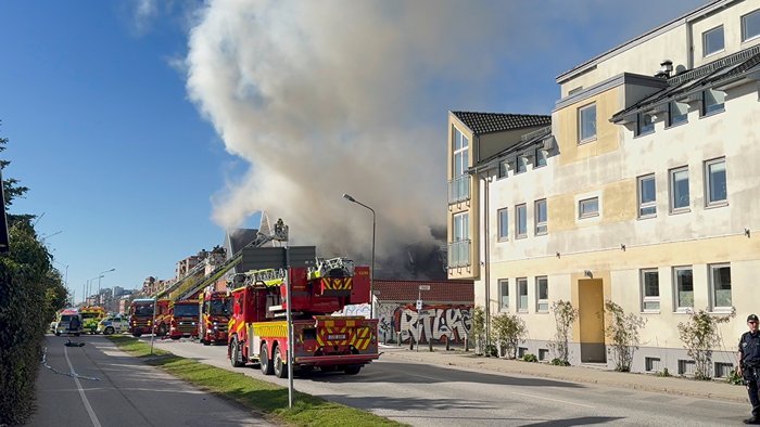 malmobon's tweet image. En storbrand har brutit ut i ett radhusområde i Sofielund i Malmö, rapporterar Sveriges radio Ekot. 
Larmet inkom klockan 16.35 på tisdagen. I dessa hus bor en del gamla sossekommunalråd. Som dem säger. Skadeglädjen är den sanna glädje. #karma