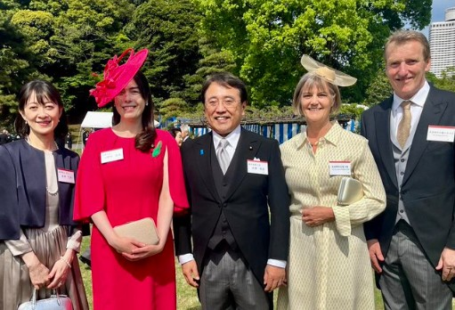 【小野田議員 園遊会で頭から何か生えてる事件】

スルーしようと思っても、やっぱり気になるこの事件。(笑)

小野田議員が園遊会で貴族のようなヘッドドレスを付けた勘違い女として炎上しています。