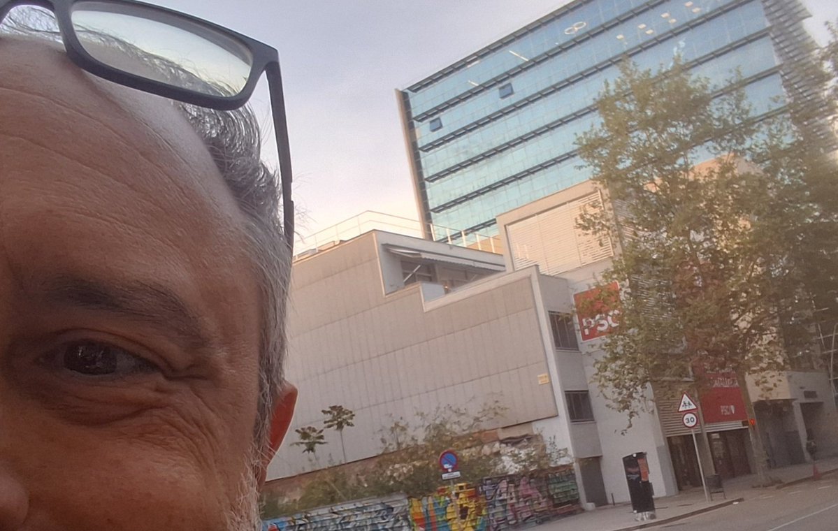 Aquest vespre he passat per la seu del PSC. Us recordo que no pagàven l'ibi d'aquest immoble i van portar el plet fins el Supremo. No volen ni pagar el que els hi toca ni quan tot son calers públics. Son manguis a nivell mol·lecular