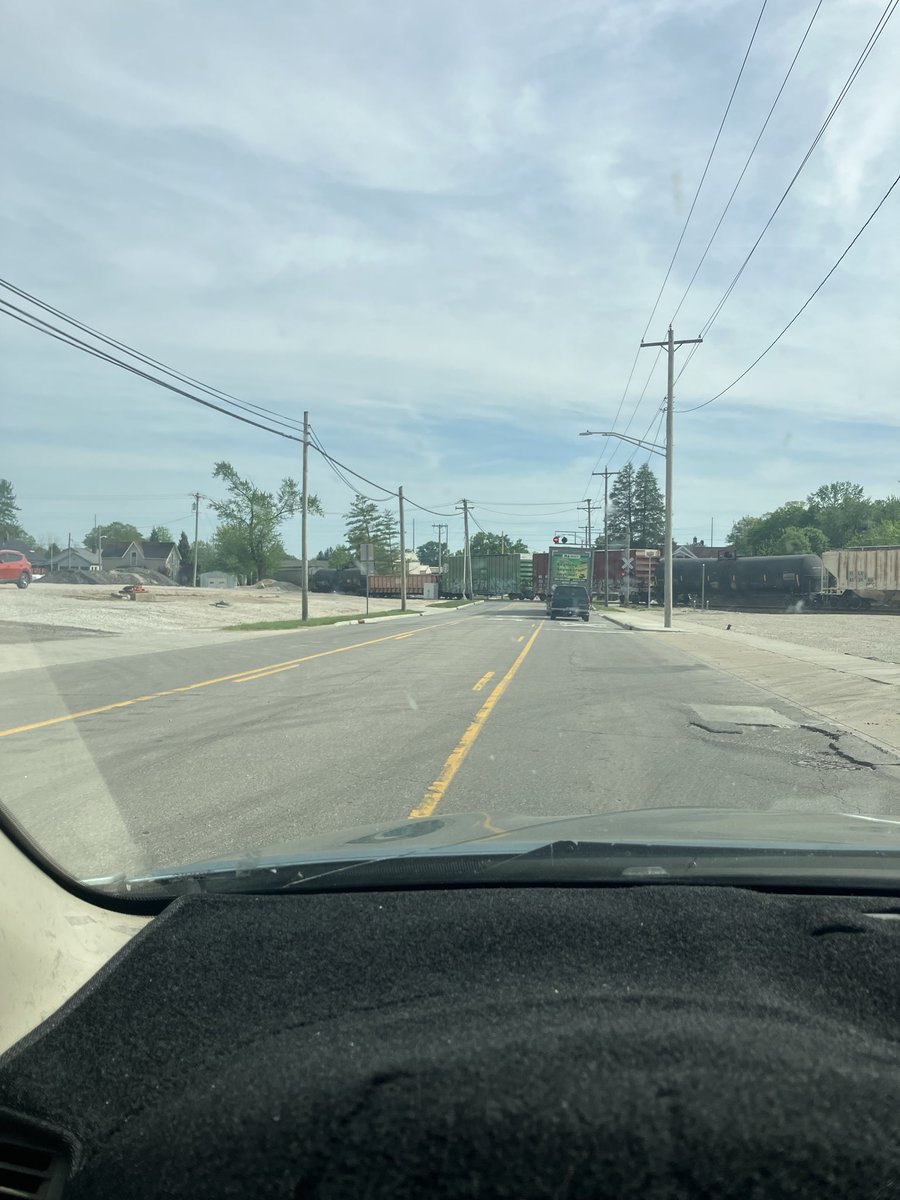 oo7chck's tweet photo. @ISPJasper Hwy 231 Huntingburg closed for 1 hour due to @CSX @nscorp @CSXRAIL https://t.co/N1GFTj7Q6Q