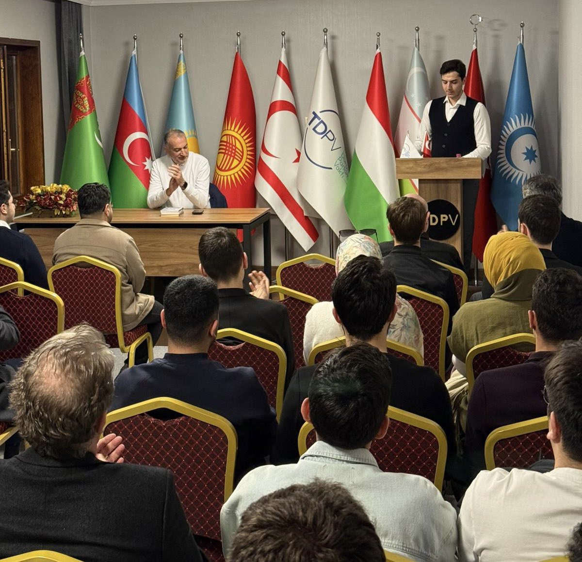 tdpv2016's tweet photo. Vakfımızda her ay düzenlenen Gençlik Buluşmaları programında bu akşam ASELSAN Genel Müdür Danışmanı Sayın Mehmet Aldanmaz; kişisel kariyeri, ASELSAN faaliyetleri ve projeleri hakkında bilgi verdi ve edindiği tecrübelerini gençlerimizle paylaştı. @AldanmazMehmet https://t.co/sKISbFIyfe