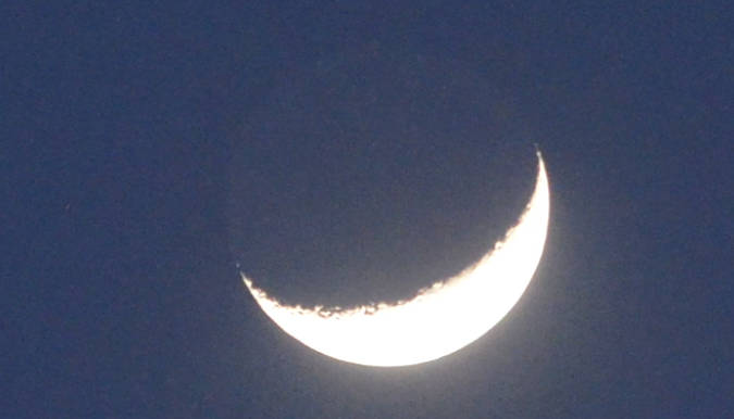 【宇宙見物１】2026/04/21 この月見ればやっぱり「地球照」だ。もう少し暗くなってからの方が