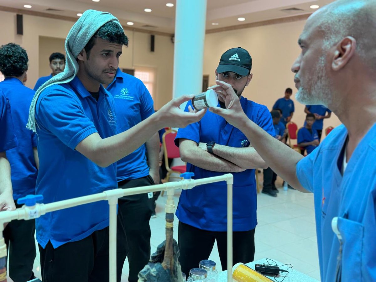 baha_aflaj's tweet photo. تواصل جمعية بهاء تنفيذ برنامج «واعي» لتوعية الطلاب والطالبات، حيث أقامت ندوة ومعرضًا توعويًا عن أضرار التدخين لطلاب المعهد الثانوي الصناعي بمحافظة الأفلاج. وقدّم الندوة د. أنور النهدي مستعرضًا المخاطر الصحية والسلوكية للتدخين. وفي ختام البرنامج تم تكريم فريق العمل تقديرًا لجهودهم https://t.co/yeQ7KBfssi