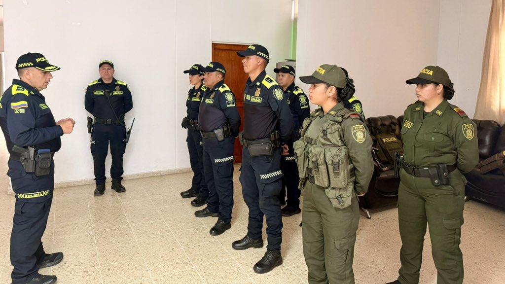 PoliciaStander's tweet image. 🚓 Desde el territorio fortalecemos la #DignidadPolicial.

El Comandante Operativo visitó las estaciones de #Guaca y #SantaBárbara, supervisando el servicio y escuchando a nuestros uniformados.

💙 Compromiso con quienes garantizan la seguridad. #DiosYPatria