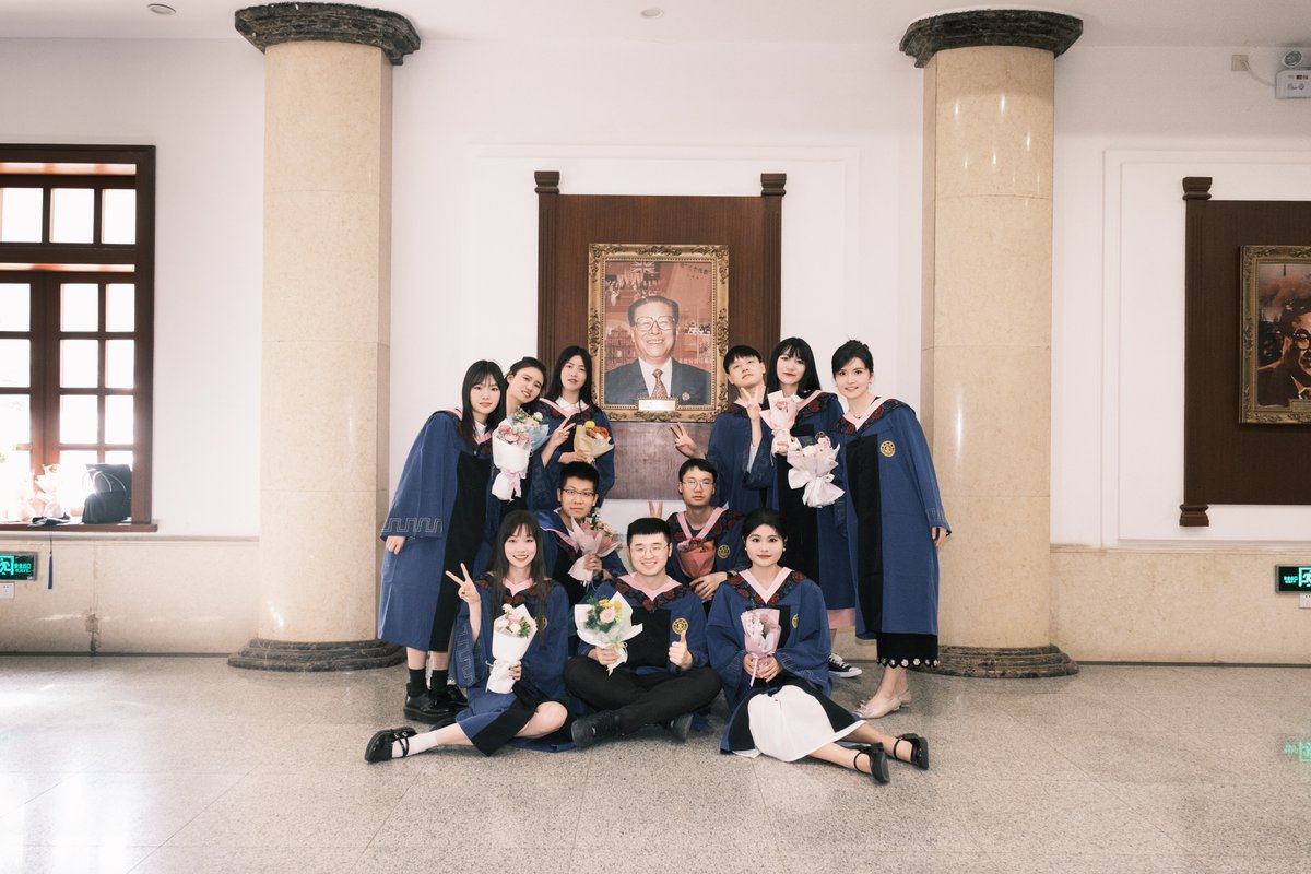 3Luiiss's tweet image. "Cap, gown, u0026 4 years of chaos + joy  Grateful for every late-night study sesh, coffee run, and bestie hug. Class of [Year] — off to chase the next adventure!  #Graduation"