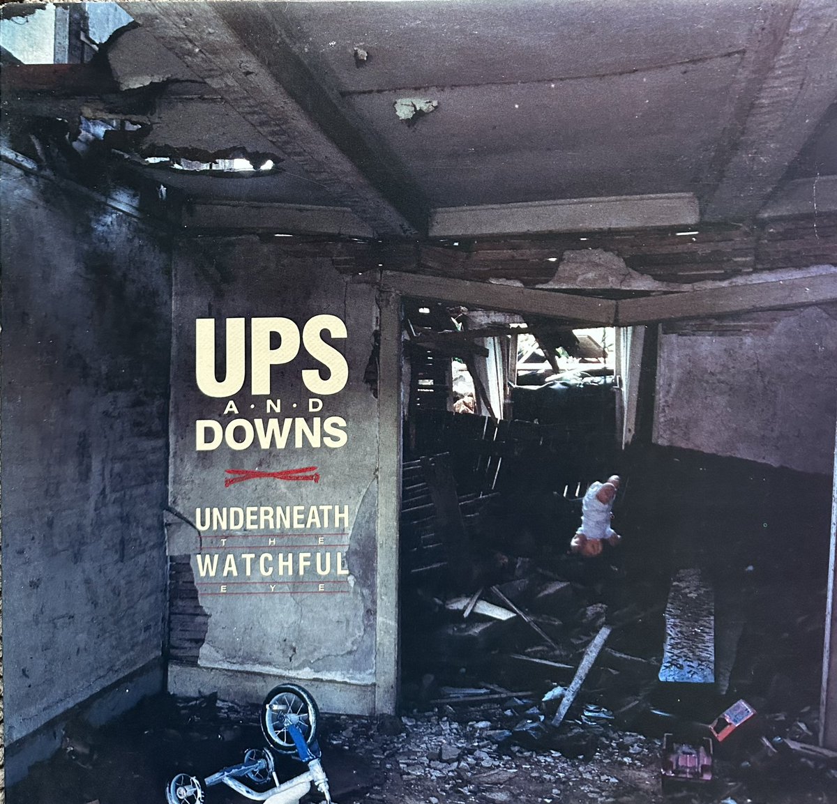 BernardZuel's tweet image. Past-resolving. Or maybe still paranoid after Mi-Sex. #morningpop #wednesdayvinyl #upsanddowns #underthewatchfuleye