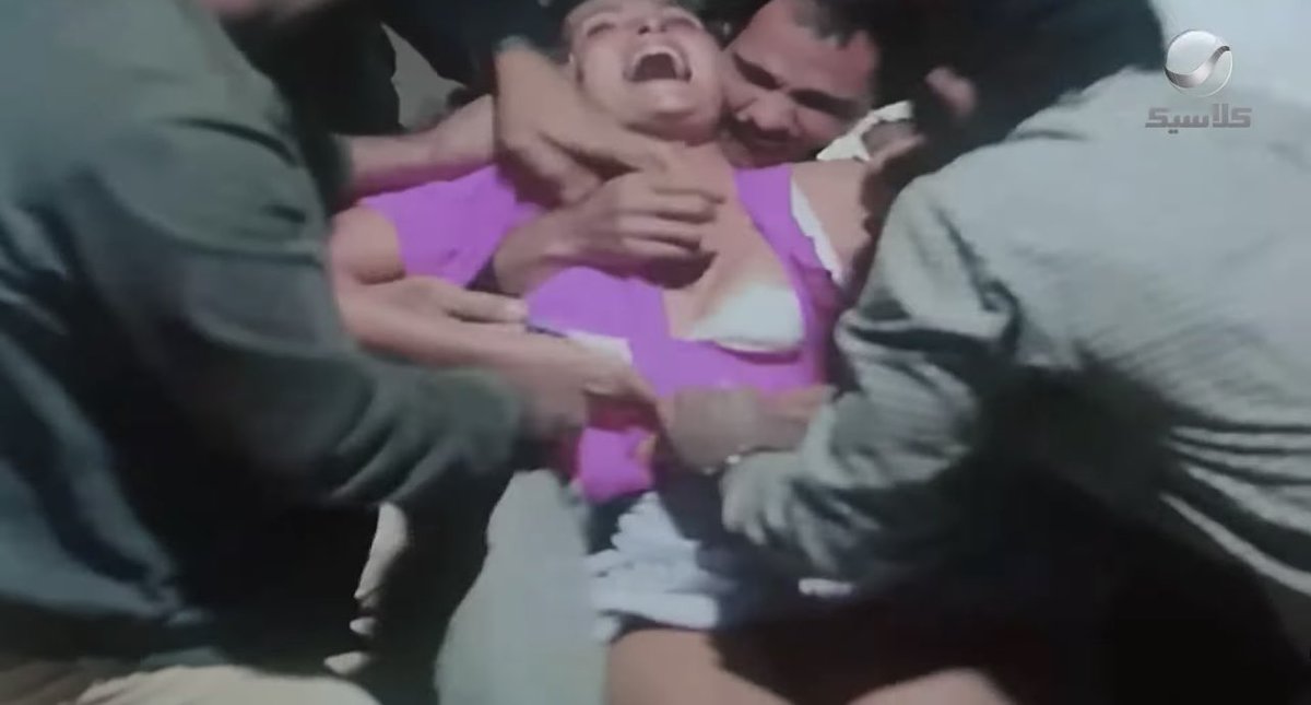 moheeeeeeb5's tweet photo. صور من مشهد اغتصاب الفنانة يسرا : خمسوا اتلمو حواليها خلعوها هدومها وعملو كل اللي نفسهم فيه اتحرشو بيها وبعبصوها باسوها ولحسوها كانو بيشمو جمسها كل شوية ويمسكوه ، فشخوها وصراخ واهات جامدة من يسرا .. ٧ https://t.co/ZeBfsSFEVv