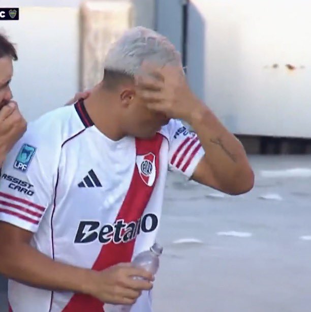 Basta, no me jodan mas. No soy yo ese. Jamás me pondría una camiseta de river