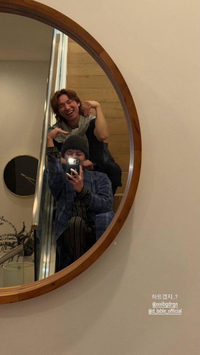 두분 행복해보이시는데
강대성오빠 팔 봐줄 사람……….