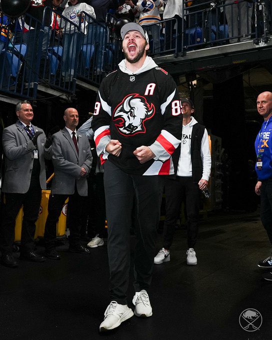 Ewaslike's tweet photo. does ur QB show up for your hockey team? 
didn't think so https://t.co/VHZouEFWZv