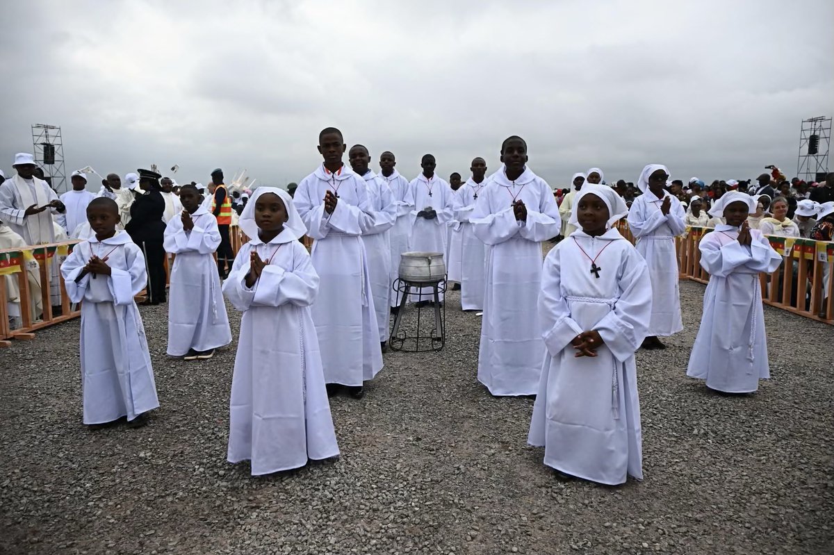 STRIPPEDco's tweet image. 📍#Yaoundé, #Cameroon - Waiting for the arrival of Pope Leo XIV for a mass at Yaoundé-Ville airport  (Luca Zennaro)
#StrippedNews #PopeLeo #Mass #Religion