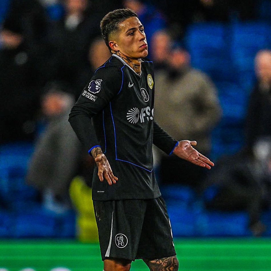 eurofootcom's tweet image. Enzo Fernandez after Chelsea's 3-0 loss against Brighton. 🇦🇷💔