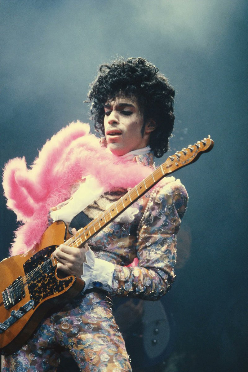 MoshPitCol's tweet photo. 🗓️ Un día como hoy pero en…

2016 | Falleció Prince 🎤🎸

-Músico, compositor, productor y multiinstrumentista estadounidense nacido en Minneapolis el 7 de junio de 1958
-Fue una de las figuras más influyentes de la música popular y un artista clave de los años 80.
-Destacó por su versatilidad, su control creativo y su enorme impacto cultural.
-Fusionó funk, rock, pop, soul y R&B.
-También fue reconocido por su capacidad para tocar varios instrumentos y por construir una carrera con una estética y sonido únicos.
-Falleció el 21 de abril de 2016, en Chanhassen, Minnesota.

#Prince #PurpleRain #Pop #Rock