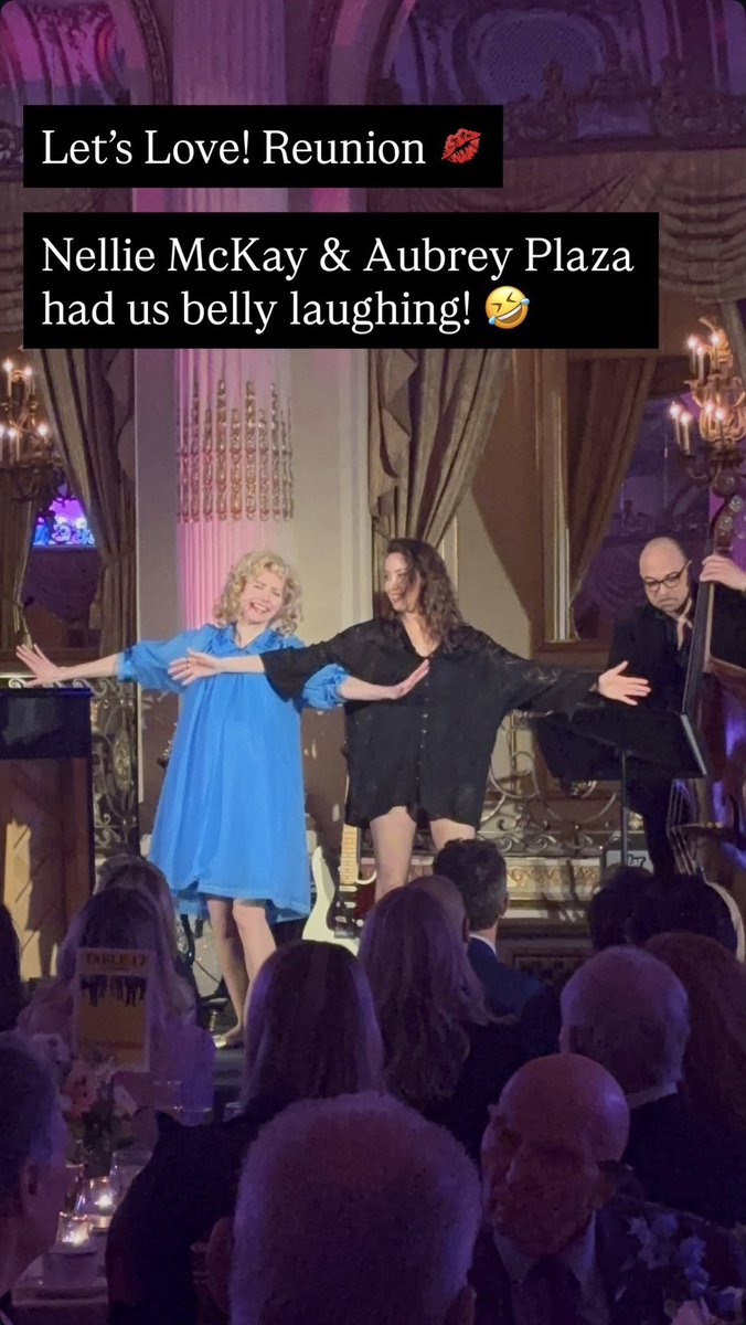 Aubrey Plaza e Nellie McKay se apresentando ontem à noite no gala do Atlantic Theater.

📸: atlantictheater via instagram story.