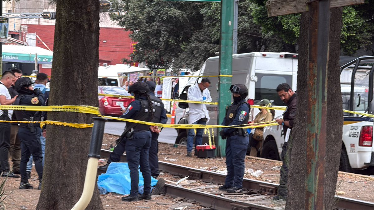 luiscarloshdv's tweet image. #INSEGURIDAD | La tarde de este martes un hombre murió por lesiones de arma blanca, aparentemente tras una riña.

Los hechos en Antonio Valeriano y Calzada Vallejo @AzcapotzalcoMx en las inmediaciones del hospital La Raza.

No hay detenido al momento.