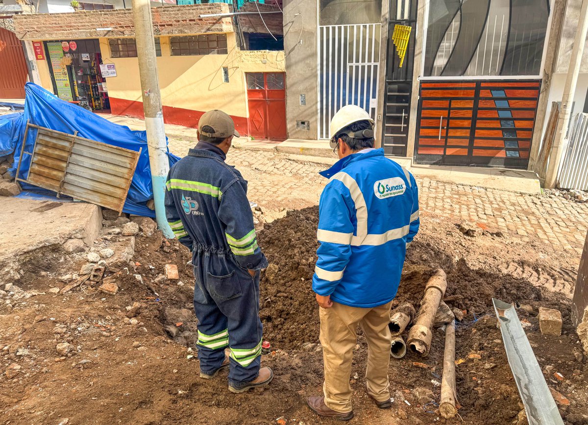 sunassperu's tweet photo. 📍 #Puno | Verificamos la reparación de una tubería de agua potable, realizada por Emsapuno S.A., en el pasaje Contique con el jirón Bolognesi, en el barrio Huajsapata. La rotura fue ocasionada por trabajos particulares. Además, coordinamos el abastecimiento mediante cisternas para más de 15 viviendas afectadas, hasta el restablecimiento del servicio.