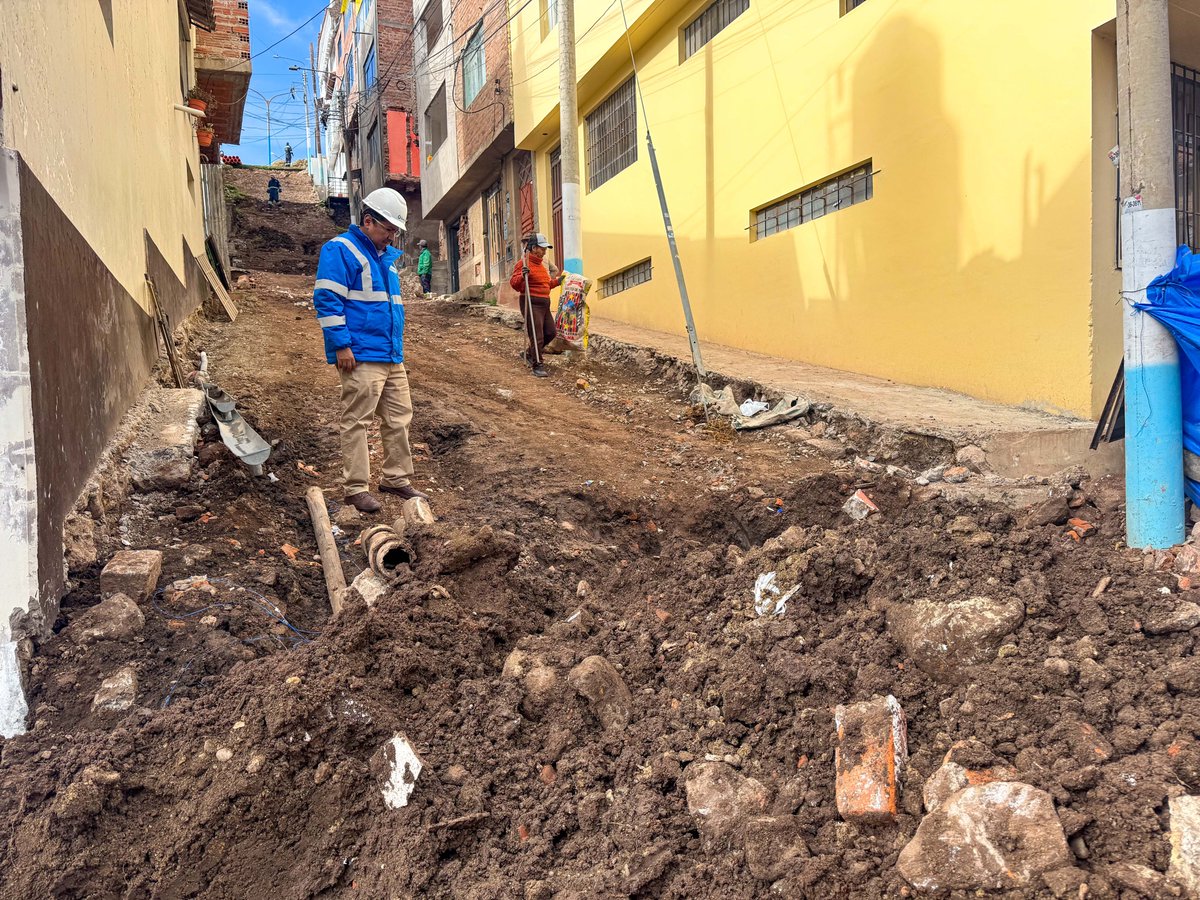 sunassperu's tweet photo. 📍 #Puno | Verificamos la reparación de una tubería de agua potable, realizada por Emsapuno S.A., en el pasaje Contique con el jirón Bolognesi, en el barrio Huajsapata. La rotura fue ocasionada por trabajos particulares. Además, coordinamos el abastecimiento mediante cisternas para más de 15 viviendas afectadas, hasta el restablecimiento del servicio.